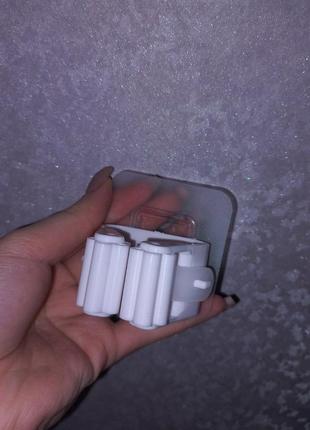 Белый настенный держатель органайзер для швабр и щеток пластиковый, в ванную или кухню