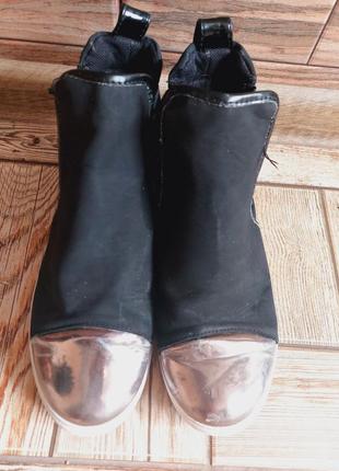 Ботинки ботильоны на резиновой подошве с золочеными носками7 фото