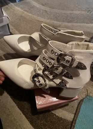 Нове взуття білого кольору, 37 розмір1 фото