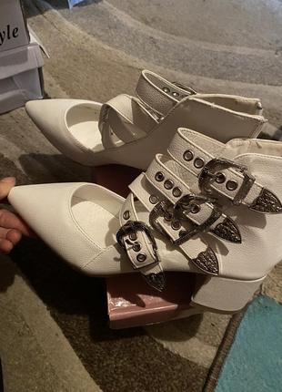 Нове взуття білого кольору, 37 розмір2 фото