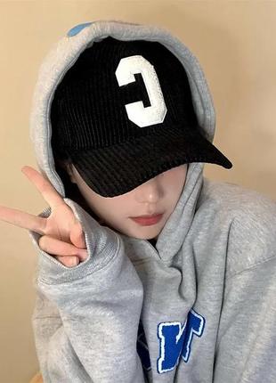 Кепка бейсболка вельветова з буквою баранчик каракуль букле бежева молочна чорна сіра тепла кепка вельвет у корейському стилі4 фото