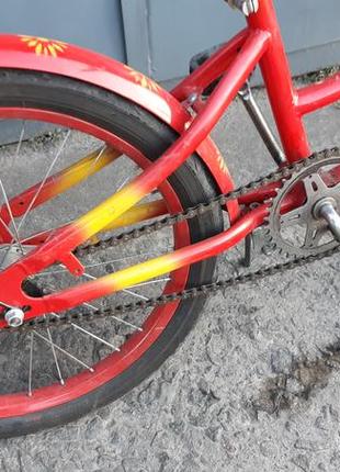 Велосипед колеса 20 дюймов.
для девочки 8-10лет.
в отличном состоянии. 
всё где надо смазано.4 фото