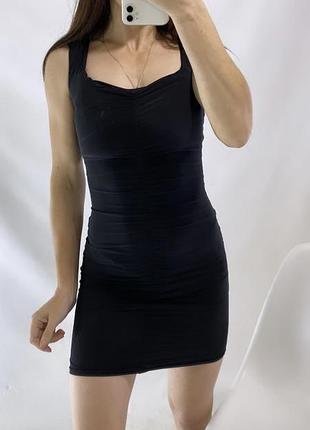 Короткое платье с драпировкой prettylittlething