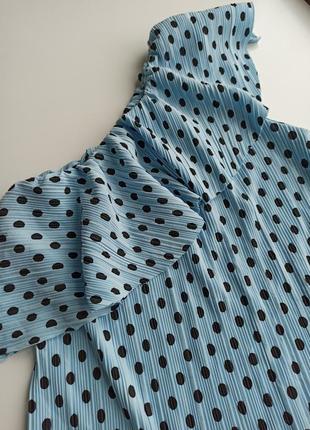 Красива стильна блуза на одне плече в горох з тканини гофре4 фото