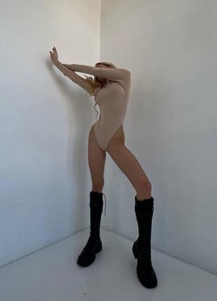 Боди женское однотонное на длинный рукав с воротником качественное стильное базовое серое бежевое8 фото