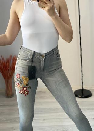 Крутые джинсы с вышивкой zara5 фото