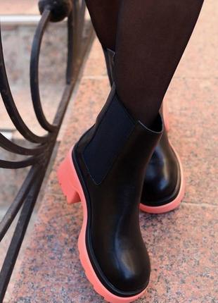 Черные кожаные ботинки челси с яркой оранжевой коралловой подошвой демисезонные весны3 фото