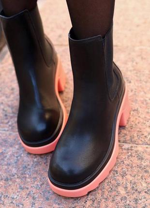 Черные кожаные ботинки челси с яркой оранжевой коралловой подошвой демисезонные весны2 фото