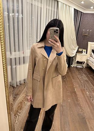 Бежевый плащ 2