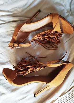 Шикарные босоножки под замш карамельного цвета