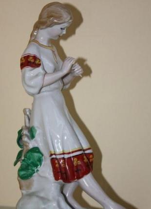 Порцелянова статуетка дівчина з квіткою ссер2 фото
