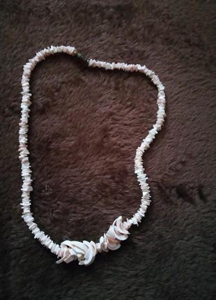 Стильные летние бусики из ракушек