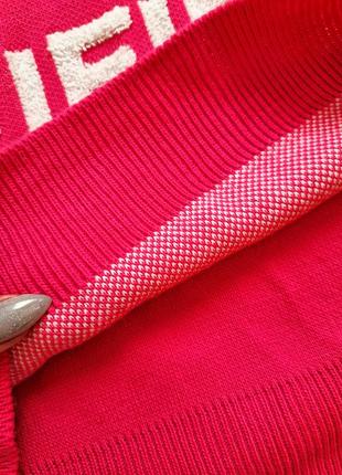 Яркий стильный малиновый свитер с объемными буквами текстом5 фото