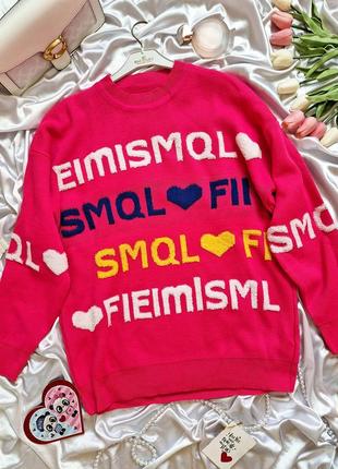 Яркий стильный малиновый свитер с объемными буквами текстом3 фото