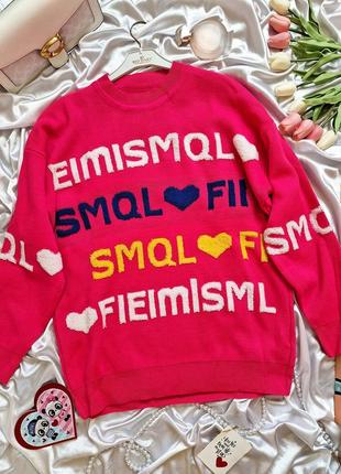 Яркий стильный малиновый свитер с объемными буквами текстом1 фото