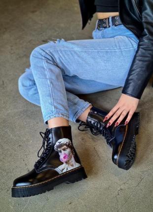 Женские демисезонные ботинки dr. martens.