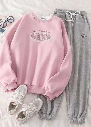 Очень стильный женский спортивный теплый прогулочный костюм на флисе (джоггеры + свитшот, серый с розовым)