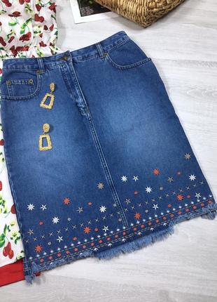 Облегающая юбка с вышивкой и необработанным низом