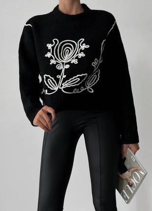 Теплый мягкий вязаный свитер с вышивкой орнаментом джемпер с горловиной малиновый черный свитерок4 фото