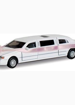 Модель лімузин kinsmart lincoln love limousine, метал, інерц., 1:38, в кор. 23х8х8 ( kt7001ww )
