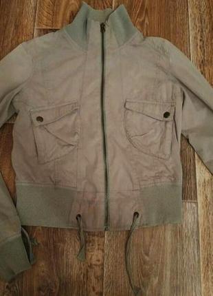 Коротка куртка вітровка