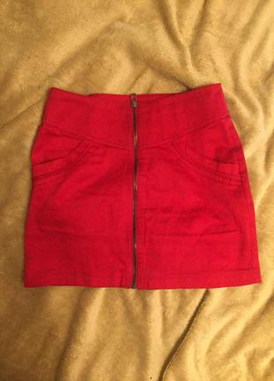 Красная короткая юбка с молнией спереди bershka3 фото