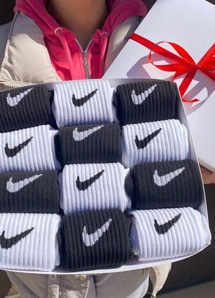 Набір чоловічих високих спортивних демісезонних шкарпеток із принтом nike 41-45 12 пар у подарунковому пакованні ms4 фото
