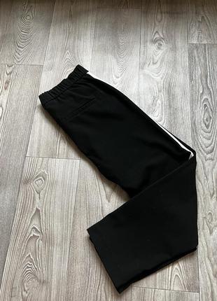 Плотные черные брюки с белыми лампасами8 фото