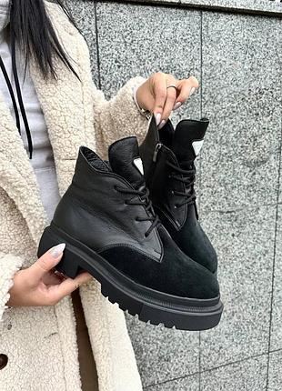 Зимові черевики на низькій підошві в поєднанні шкіри та замші