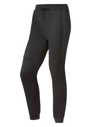 Спортивные штаны slim fit со светоотражающими элементами для мужчины crivit 378593 черный1 фото