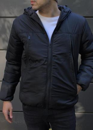 Тепла куртка чорна, великі кишені, з капюшоном