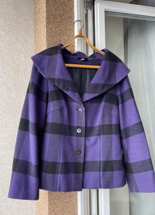 Коротке осіннє пальто фіолетового кольору1 фото