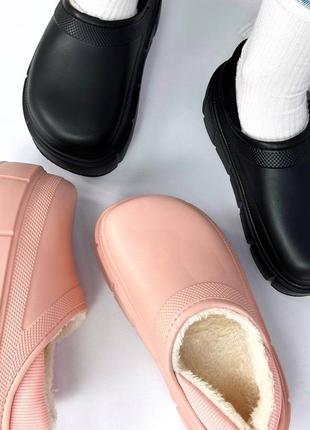 Кроксы утеплены на высокой подошве