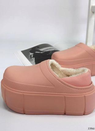 Кроксы утеплены на высокой подошве