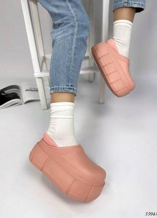 Кроксы утеплены на высокой подошве