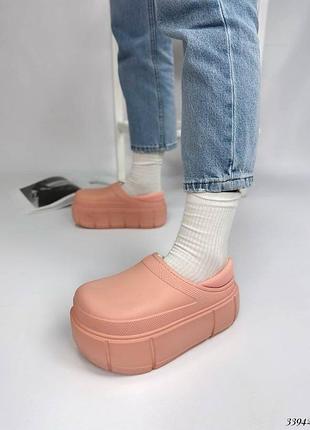 Кроксы утеплены на высокой подошве