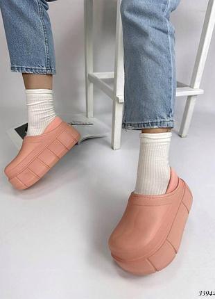 Кроксы утеплены на высокой подошве