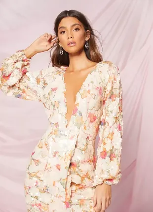 Мереживна сукня з декоративним оздобленням