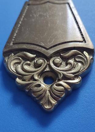 Винтажные откидные вешалки под плечики.