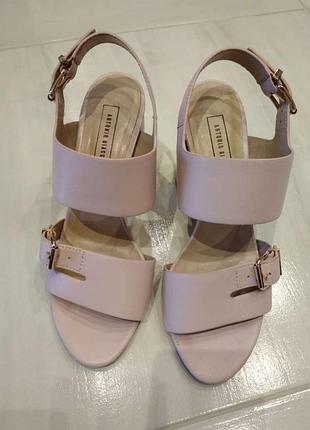 Босоніжки шкіряні10 фото