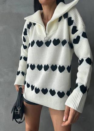 Теплый вязаный свитер оверсайз с принтом сердечками сердца с высоким воротничком на молнии свободного прямого кроя удлиненный