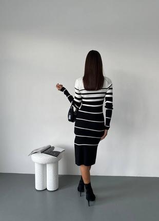 Платье облегающего силуэта с аккуратным воротником стойкое, длинными рукавами и эффектным разрезом по боковому шву4 фото