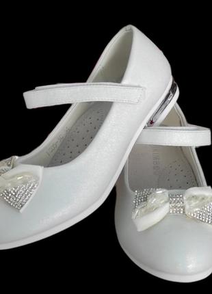 Белые туфли с бантиком стразами праздничные для девочки5 фото