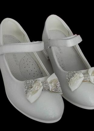 Белые туфли с бантиком стразами праздничные для девочки8 фото