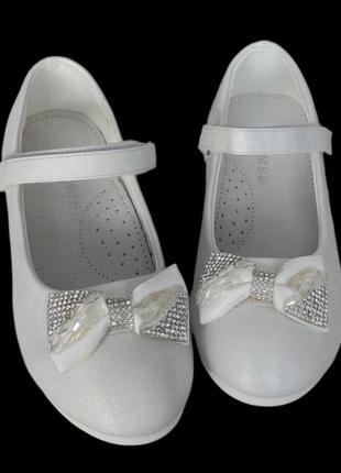 Білі перламутрові туфлі з бантиком для дівчинки святкові маломір