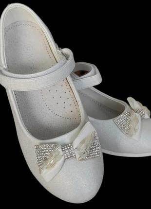 Белые перламутровые туфли с бантиком для девочки праздничные маломер3 фото
