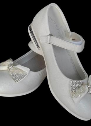 Белые перламутровые туфли с бантиком для девочки праздничные маломер4 фото