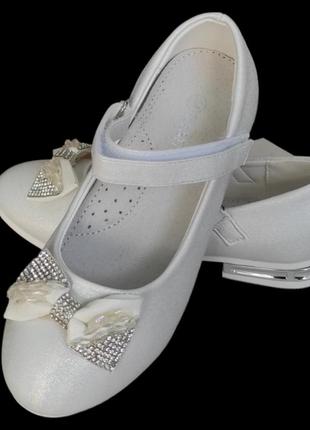Белые перламутровые туфли с бантиком для девочки праздничные маломер5 фото