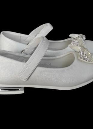 Белые перламутровые туфли с бантиком для девочки праздничные маломер6 фото