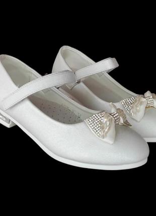 Белые перламутровые туфли с бантиком для девочки праздничные маломер7 фото
